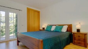 2 dormitoris, caixa forta a l'habitació i planxa i posts de planxar 