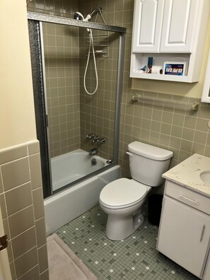 Bathtub, hair dryer, towels, toilet paper - 3 Level Stratton Mountain Condo Only 2 Miles To The Base Of Stratton  (Winhall)