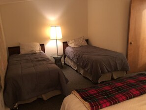 4 bedrooms, iron/ironing board, free WiFi, bed sheets - 3 Level Stratton Mountain Condo Only 2 Miles To The Base Of Stratton  (Winhall)