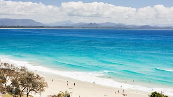 Na praia, espreguiçadeiras, toalhas de praia