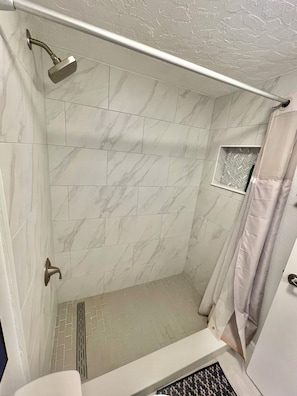 Ensemble douche/baignoire, sĂšche-cheveux, serviettes fournies, savon
