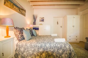 4 bedrooms, in-room safe, desk, iron/ironing board