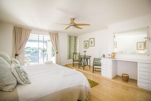 4 makuuhuonetta, tallelokero huoneessa, työpöytä, silitysrauta/-lauta