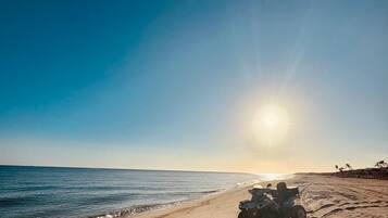 Beach nearby, sun-loungers, beach towels