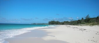 Di lusso a 5 BR con Pink Sand Beach e una vista spettacolare