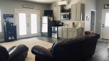 Smart TV, Netflix, Hulu, DVD player