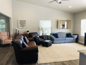 Smart TV, Netflix, Hulu, DVD player - The little red barn in the city (Boerne)