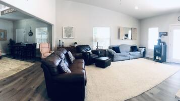 Smart TV, Netflix, Hulu, DVD player