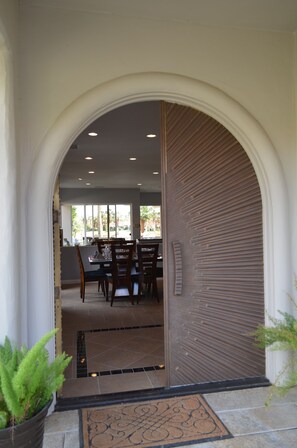 Outdoor dining - Oasis de Sol Luxury 4/bed4.5bath House, Private pool (La Quinta)