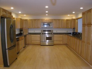 Jääkaappi, mikroaaltouuni, uuni, liesi