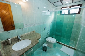 Dusche, HandtĂŒcher, Seife, Toilettenpapier