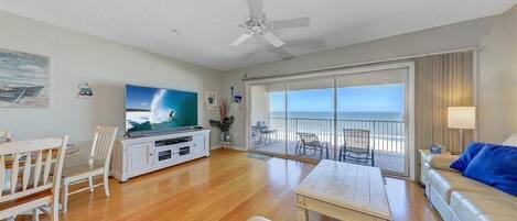 Älytelevisio, DVD-soitin, kirjoja, stereot