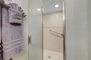 Ducha y bañera combinadas, secador de pelo, toallas y jabón