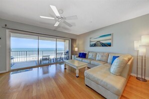 TV connectée, lecteur de DVD, livres, chaîne hi-fi