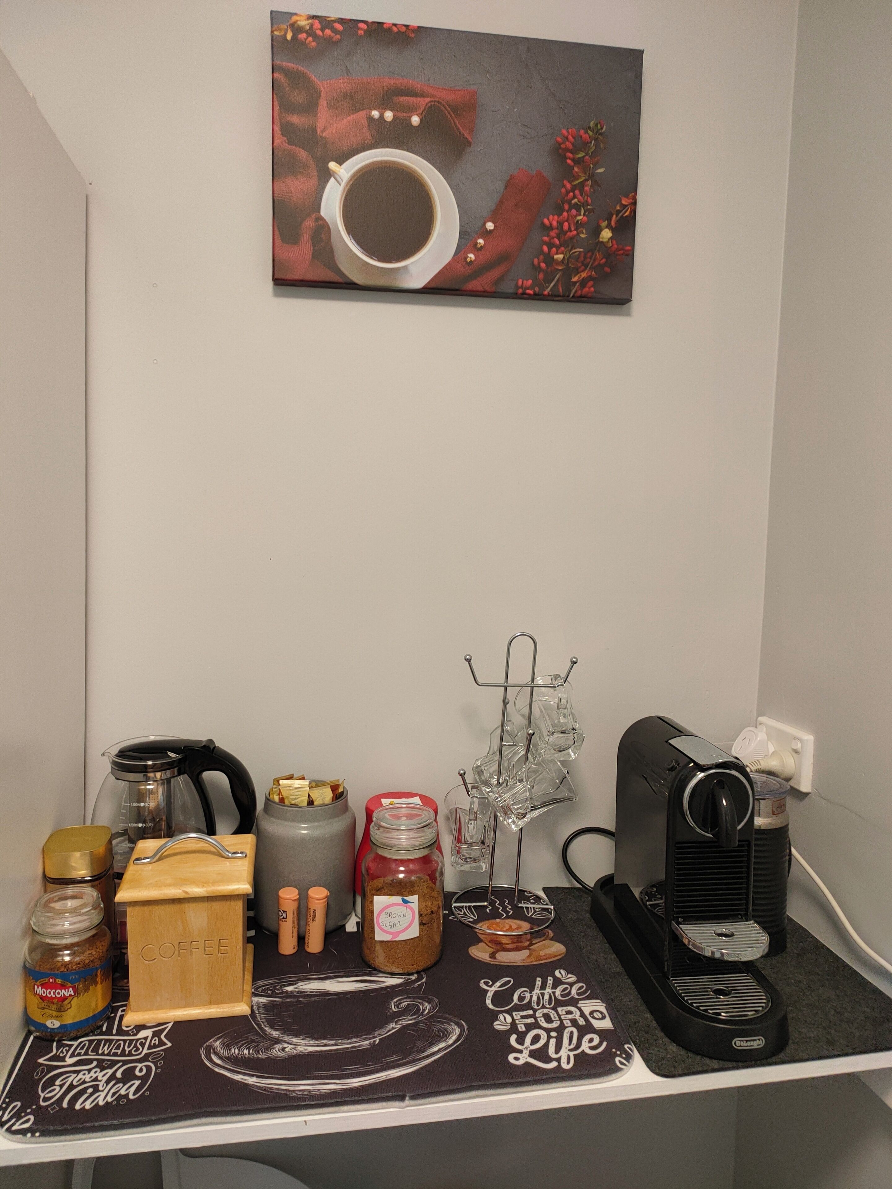 Un espace dédié au café, comprenant une machine à café, un moulin et divers accessoires liés au café.