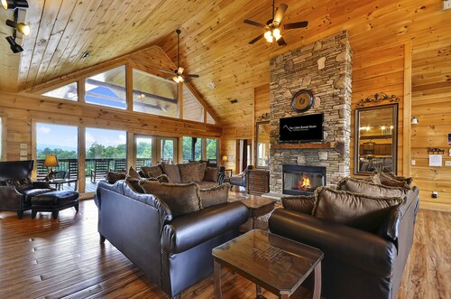 Gatlinburg Mansion: Majestic Views, Home Theater, Hot Tubs, and More!