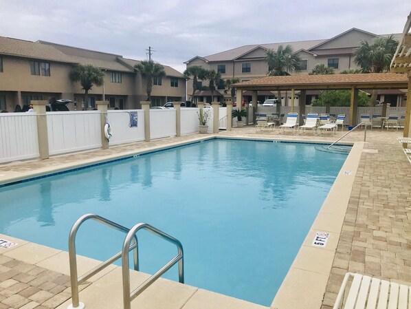 حمّام سباحة خارجي، حمّام سباحة مُدفَّأ