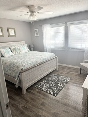 2 عدّة غرف نوم ومكتب ومكواة/لوح كي وسرير سفر