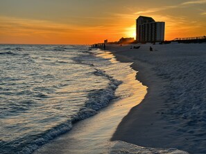 On the beach, sun-loungers, beach towels - Beautiful Gulf Front Complex,White Sandy Beaches, private pool, Paradise Awaits! (Navarre)