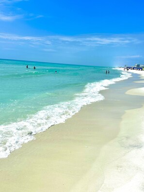 على الشاطئ، كراسي للتشمس، مناشف للشاطئ