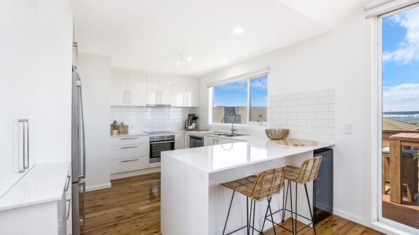 ثلاجة، ميكروويف، فرن، موقد طهي مسطح