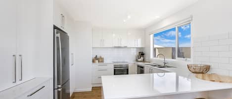 Frigorifero, microonde, forno, piano cottura