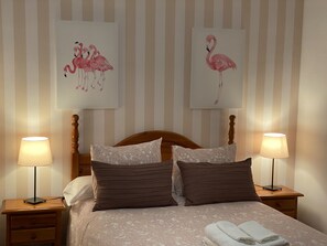 3 slaapkamers, een strijkplank/strijkijzer, reisbedje, gratis wifi