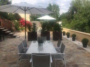 Outdoor dining - Centeno rural house, Terrace, BBQ Garden, Fireplace, wifi, Hayedo Montejo (Montejo de la Sierra)