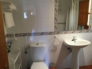 Een bad/douchecombinatie, een haardroger, een bidet, handdoeken