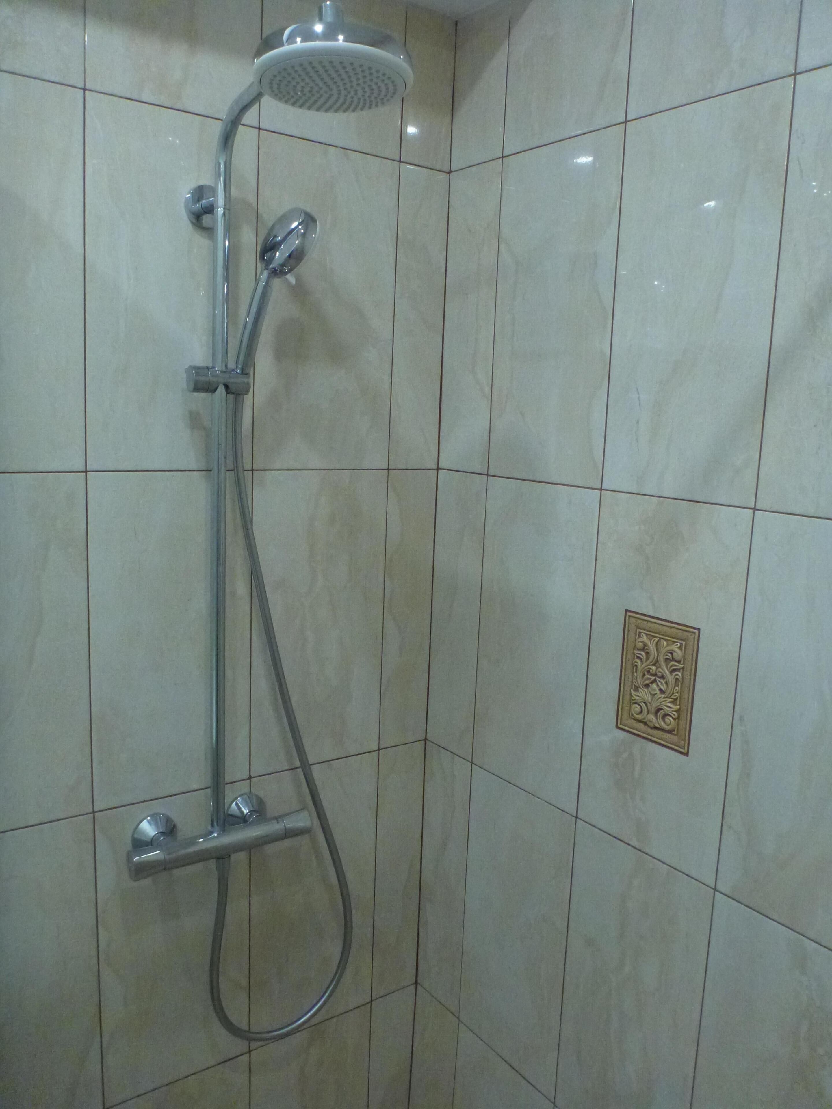 Douche, sèche-cheveux, serviettes fournies