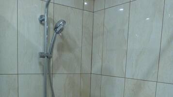 Douche, sĂšche-cheveux, serviettes fournies