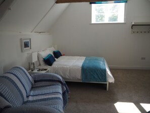 1 dormitori, escriptori i planxa i posts de planxar 