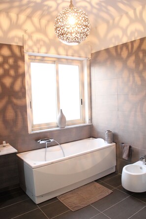 Bathtub, hair dryer, bidet, towels - Large Rooftop Apartment overlooking the ruins of Pompeii, sleeps 4 (POMPEI)