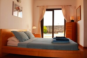 3 bedrooms, in-room safe, iron/ironing board, travel crib
