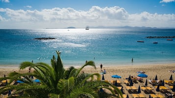 Una spiaggia nelle vicinanze