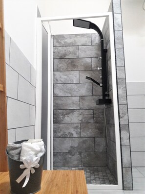 Dusche, Whirlpool, Haartrockner, Bidet