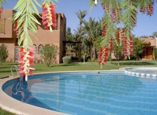 VILLA, palmeraie,dans résidence avec piscine,proche centre ville et Médina.