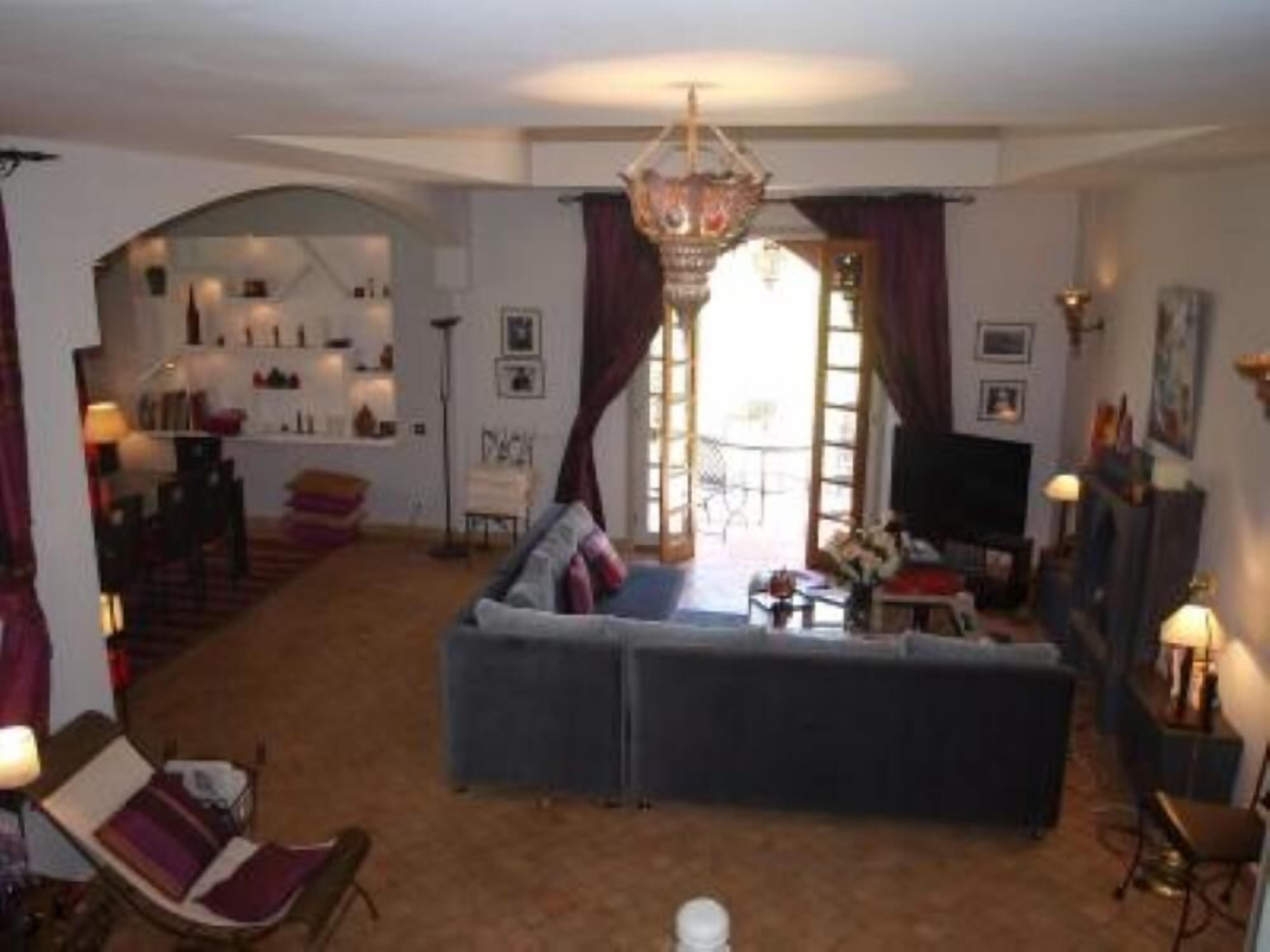 Télévision, cheminée, lecteur de DVD, livres