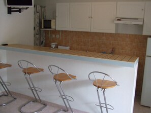 ثلاجة، ميكروويف، فرن، موقد طهي مسطح