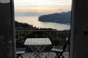 Outdoor dining - Holiday Home Libeccio, with sea view (Levanto)