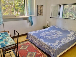 7 bedrooms, desk, iron/ironing board, travel cot