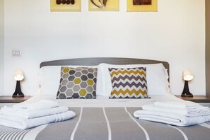 3 dormitoris, planxa i posts de planxar i un bressol de viatge 