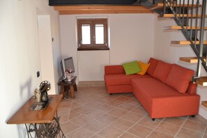 TV - cottage in the countryside in a quiet village for a relaxing holiday (brenzone sul garda)