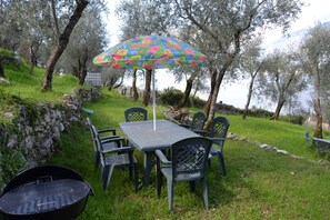 Outdoor dining - cottage in the countryside in a quiet village for a relaxing holiday (brenzone sul garda)
