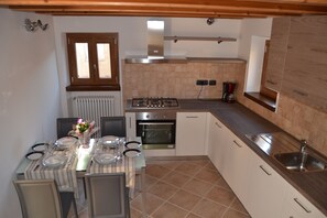 Fridge, microwave, oven, stovetop - cottage in the countryside in a quiet village for a relaxing holiday (brenzone sul garda)