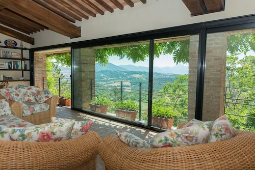 CHARMING FARMHOUSE IN THE MARCHIGIAN HILLS