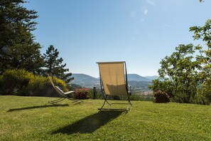 Property grounds - CHARMING FARMHOUSE IN THE MARCHIGIAN HILLS (Fabriano)