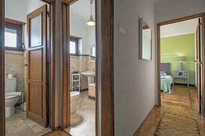 Hiustenkuivaaja, pyyhkeet, saippua, sampoo