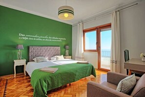 6 bedrooms, iron/ironing board, WiFi, bed sheets - APOLONIA 4 FRONTAL. In the center of the monumental Lisbon (Lisboa)