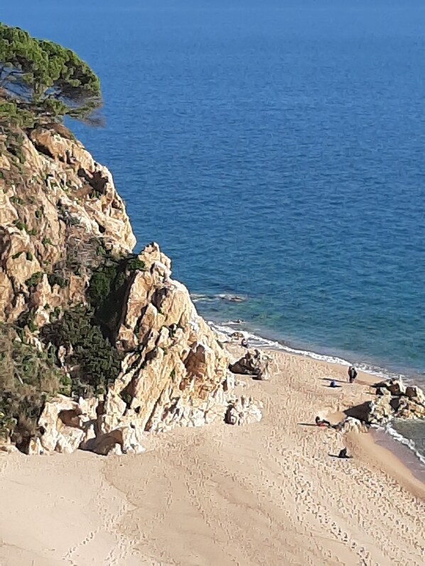 På stranden